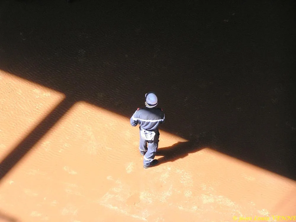 Un ouvrier de DCNS en fond de cale sèche