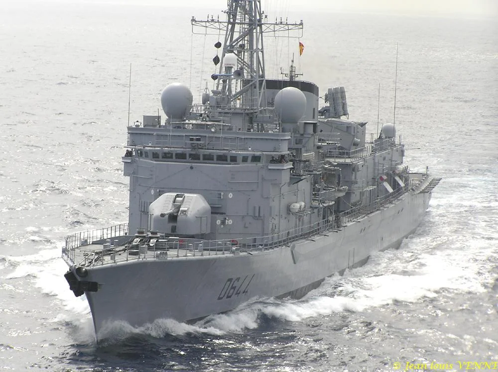 La frégate Primauguet se présente pour un ravitaillement à la mer