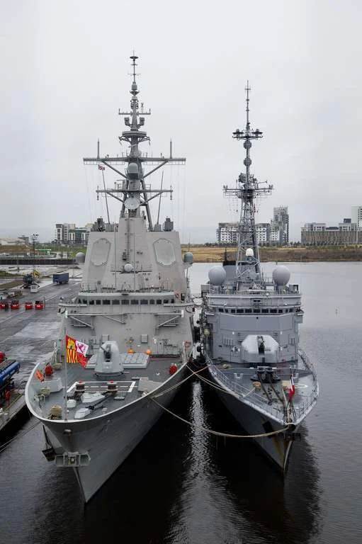 La frégate Primauguet à couple de la frégate espagnole Mendez Nunez à Edimbourg