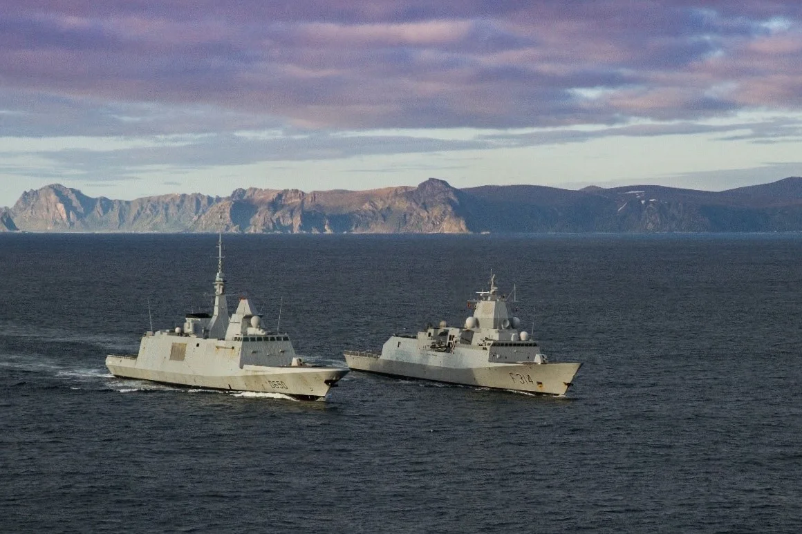 La frégate Aquitaine et la frégate norvégienne HNoMS Thor Heyerdal