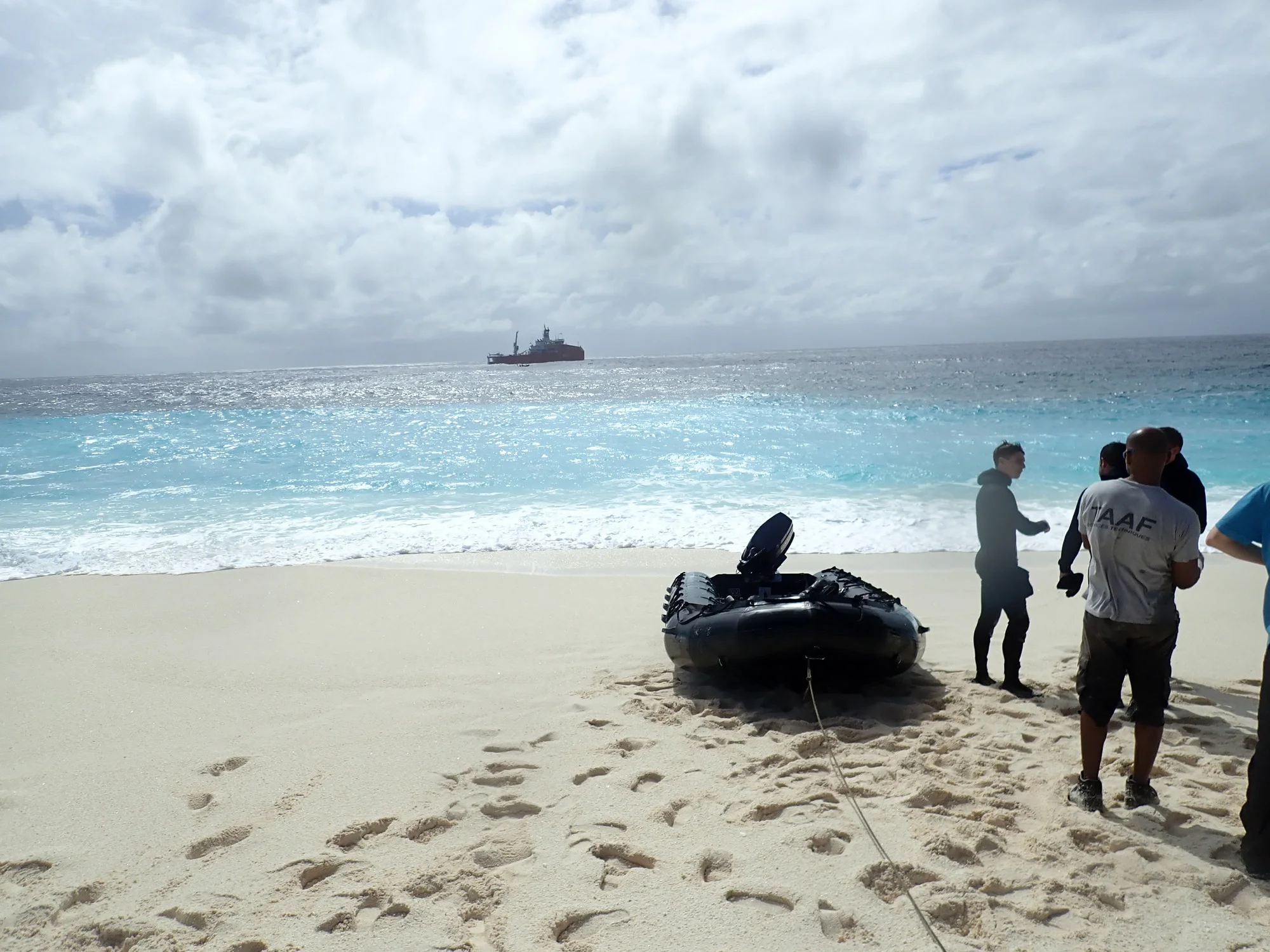 Débarquement sur l'île de Tromelin