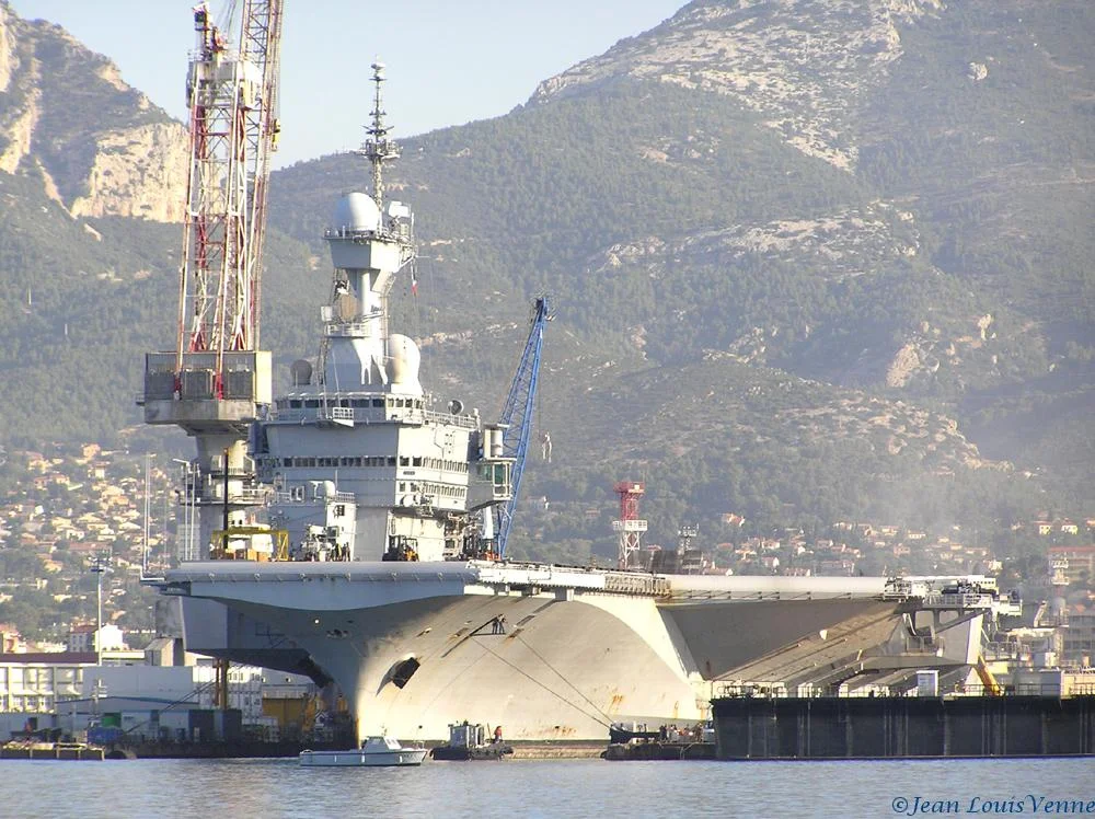 Le Charles de Gaulle entre au bassin