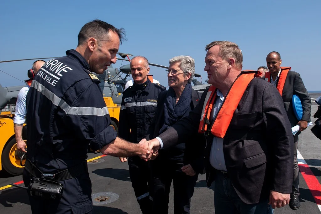 Le commandant du Charles de Gaulle accueille Geneviève Darrieussecq et le Premier Ministre danois 