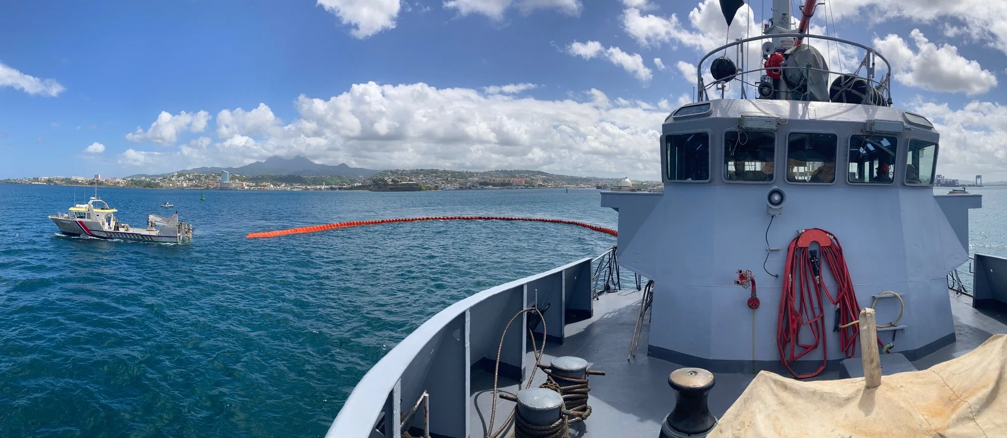 Le remorqueur portuaire Maïto s’entraîne à lutter contre la pollution en mer