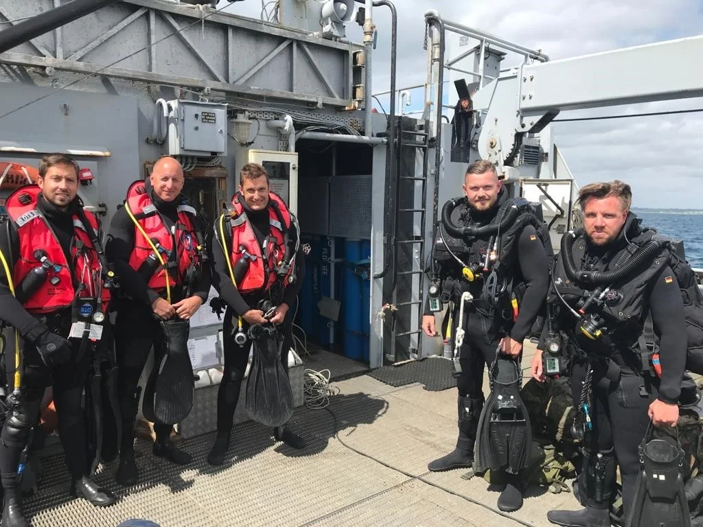 Plongeurs démineurs français et allemands s'entraînent côte à côte