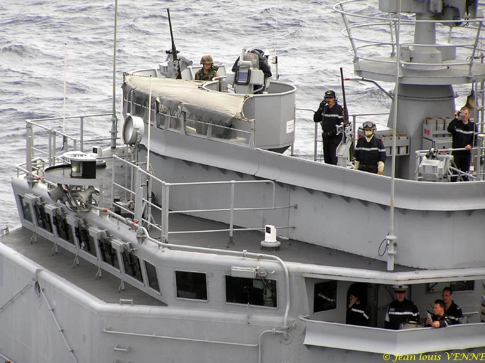 La frégate Primauguet se présente pour un ravitaillement à la mer
