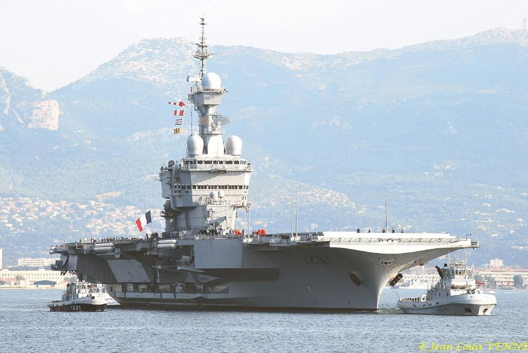 Le porte-avions Charles de Gaulle appareille pour des essais techniques
