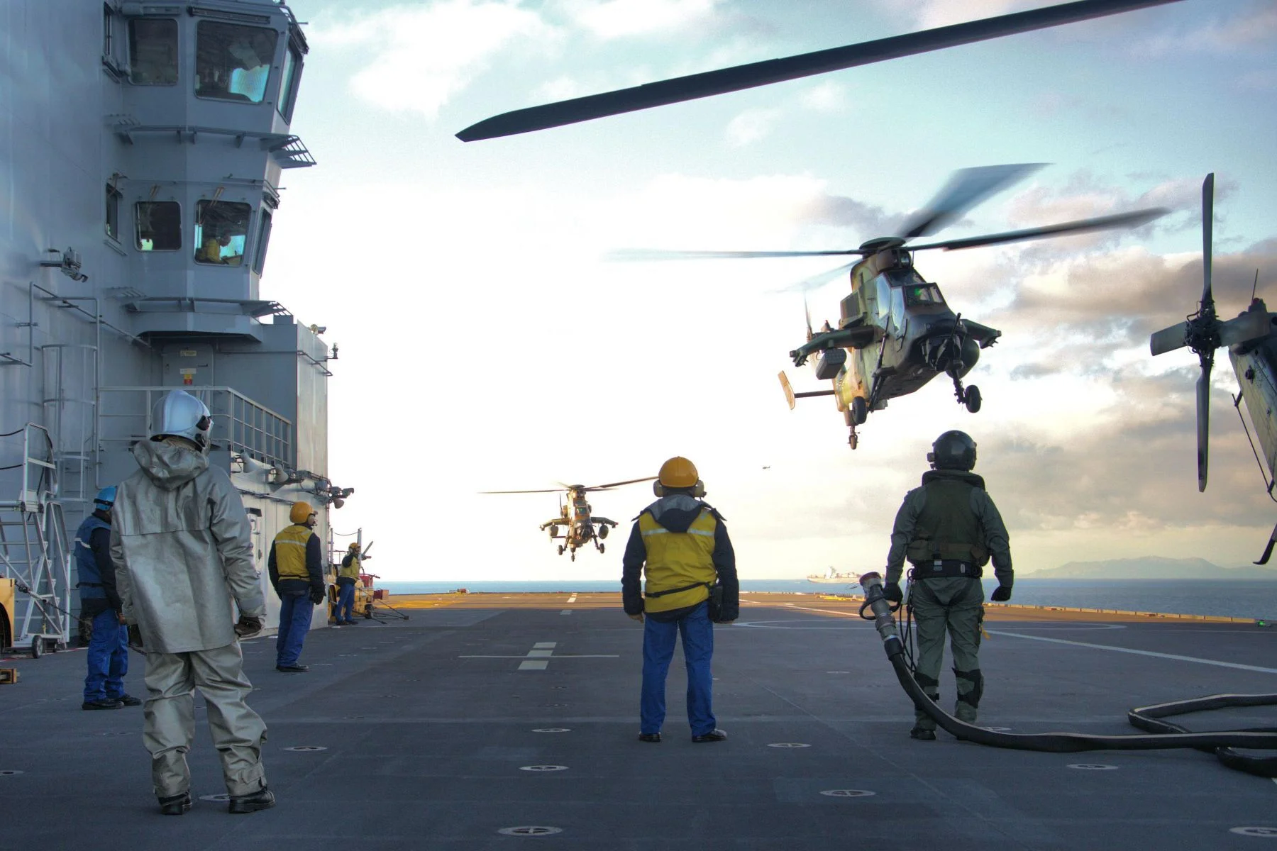 Appontage d'un hélicoptère Tigre sur le BPC Tonnerre