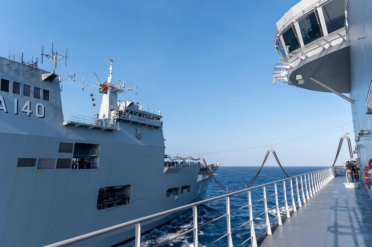 Le bâtiment ravitailleur de forces (BRF) Jacques Chevallier et porte-hélicoptères brésilien Atlantico