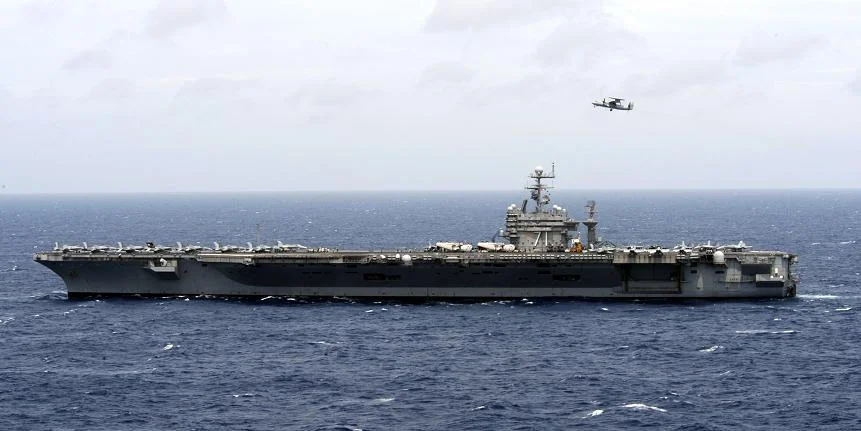 Un E-2C Hawkeye français survolle le Theodore Roosevelt