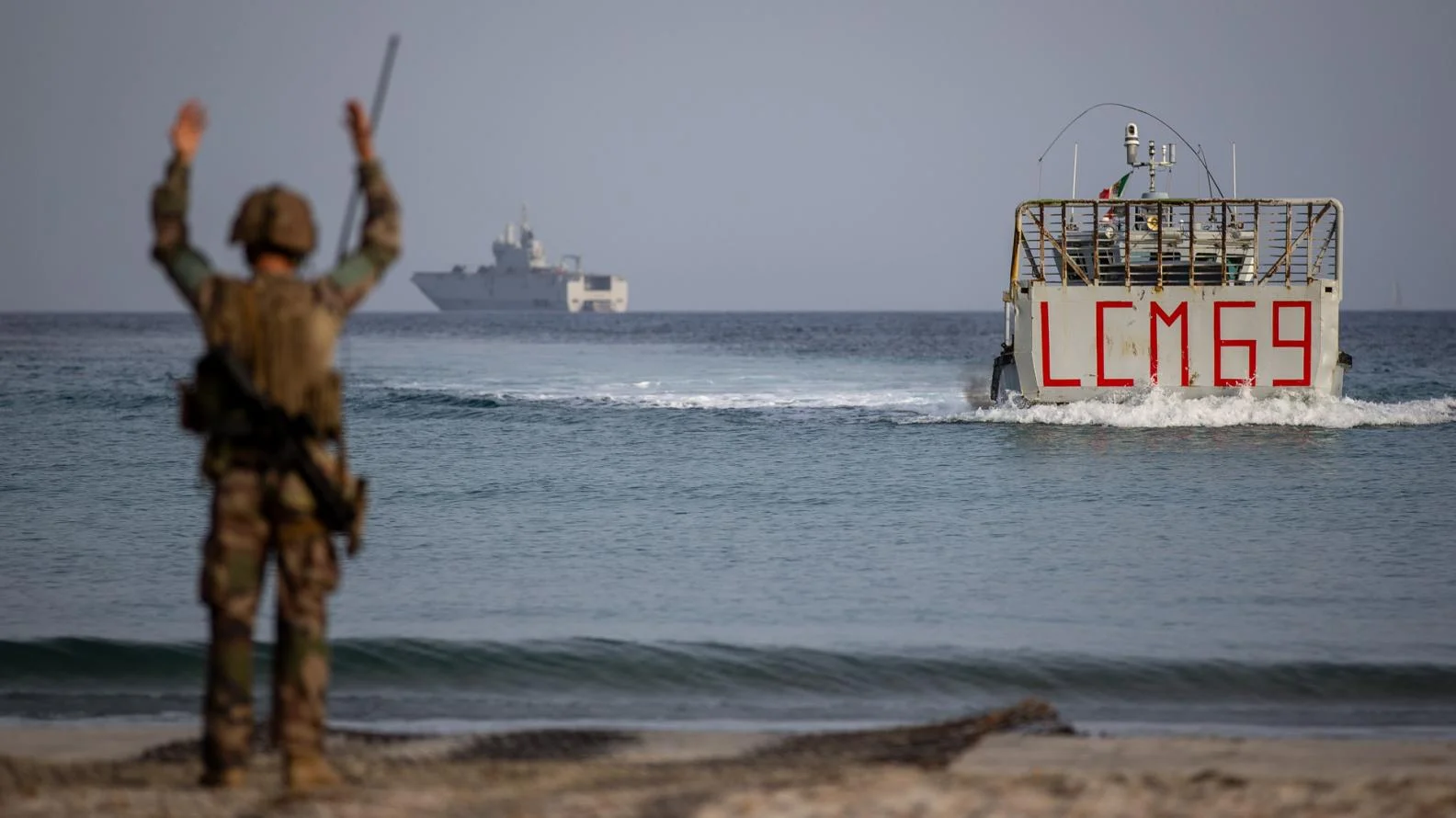 Le porte-hélicoptères Dixmude intègre le groupe amphibie italien