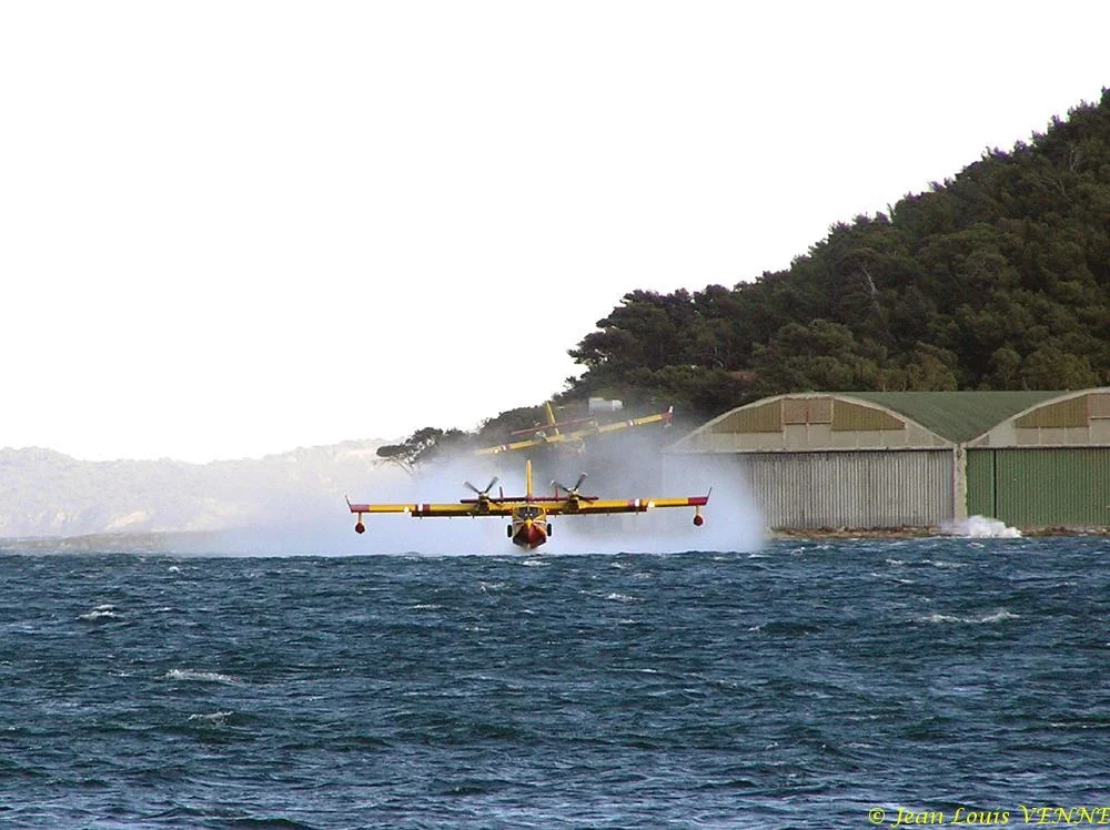 Les Canadairs interviennent au-dessus de Saint Mandrier