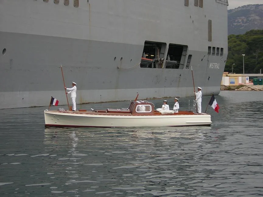 ALFAN, à bord de sa vedette, arrive sur le Mistral