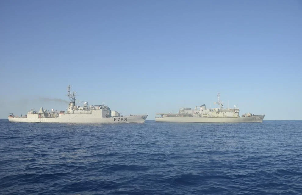 Entraînement à la mer du « Commandant Blaison » avec le bâtiment belge « Godetia »