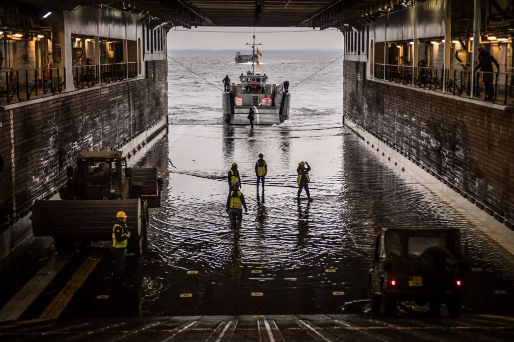 Un chaland de transport de matériels (CTM) se présente à la porte du radier du BPC Dixmude
