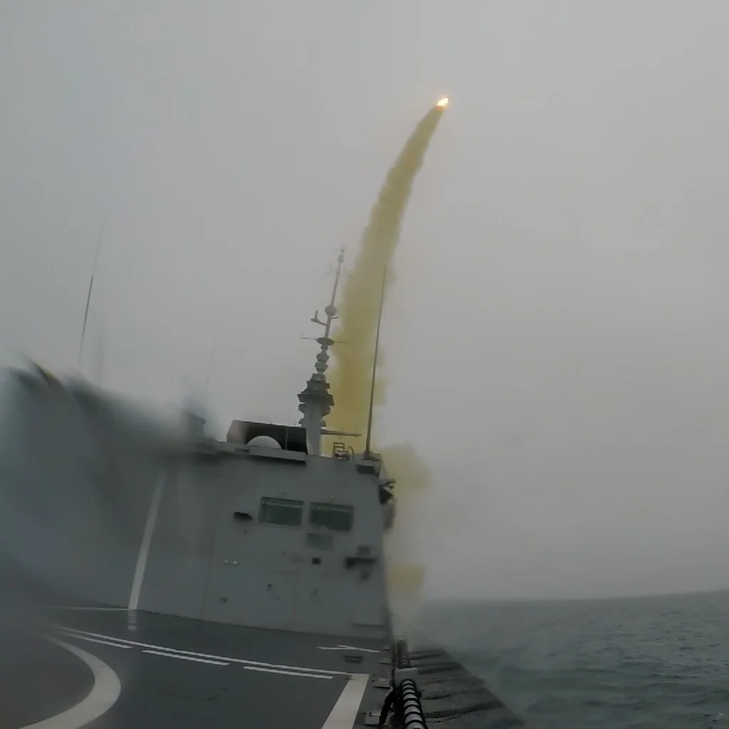 La frégate Normandie lance un missile Aster 30