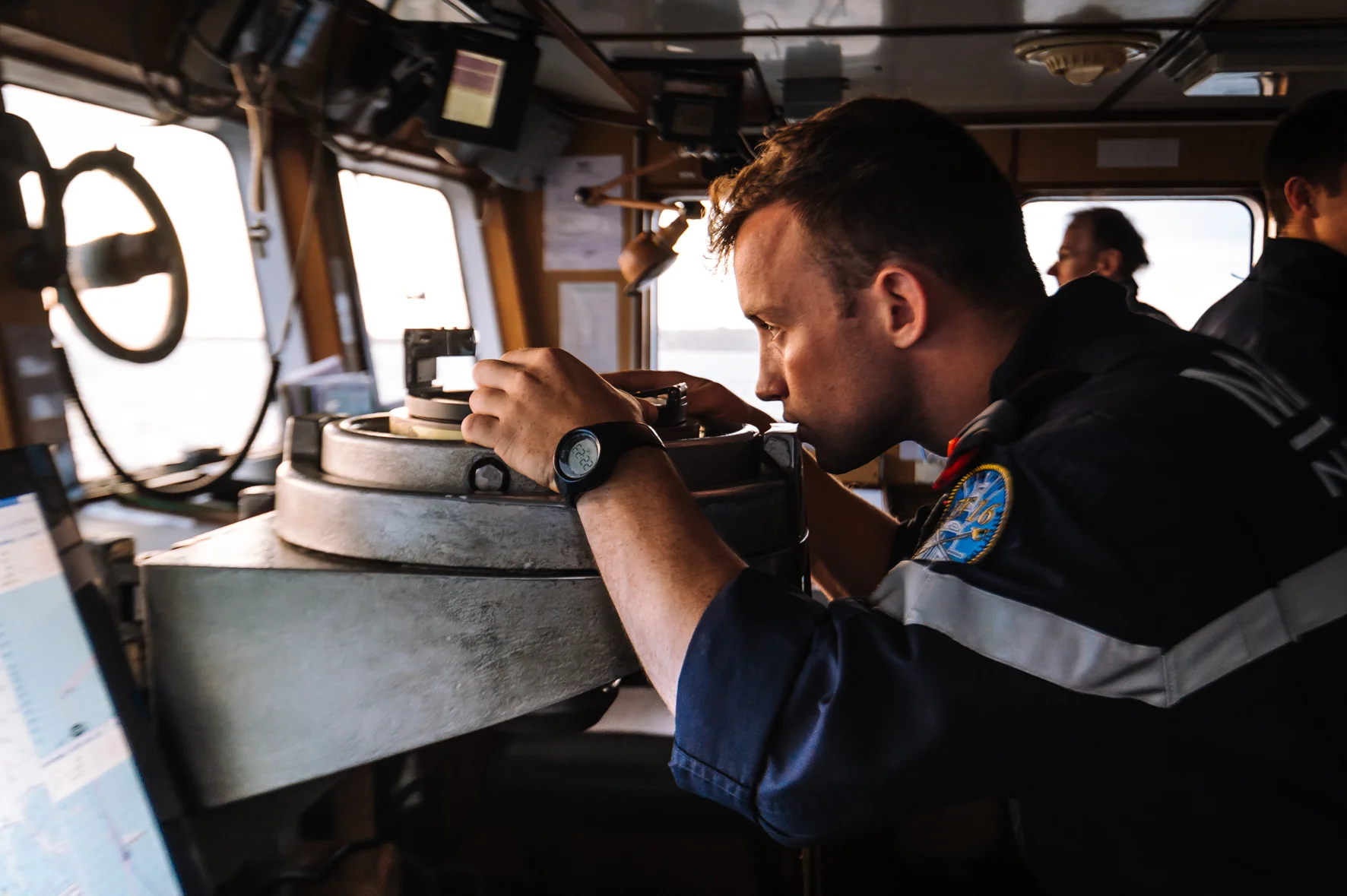 Un aspirant de la promotion EN 2016 en passerelle d'un bâtiment-école