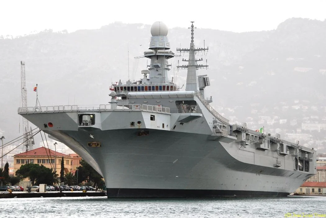Le porte-aéronefs italien Cavour