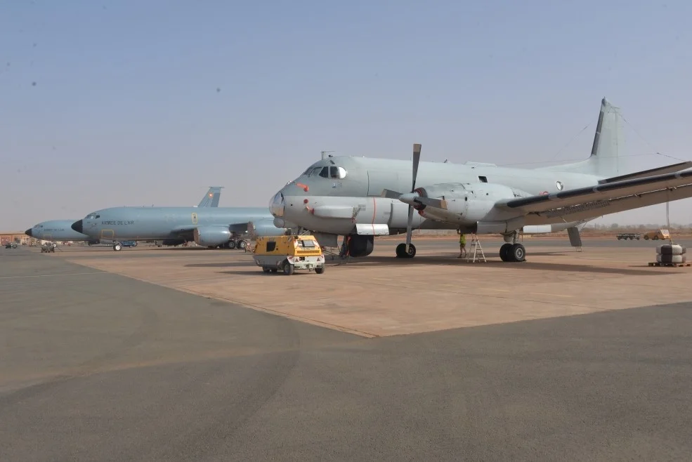 Un avion de patrouille maritime ATLANTIQUE 2 sur la base aérienne projetée de Niamey