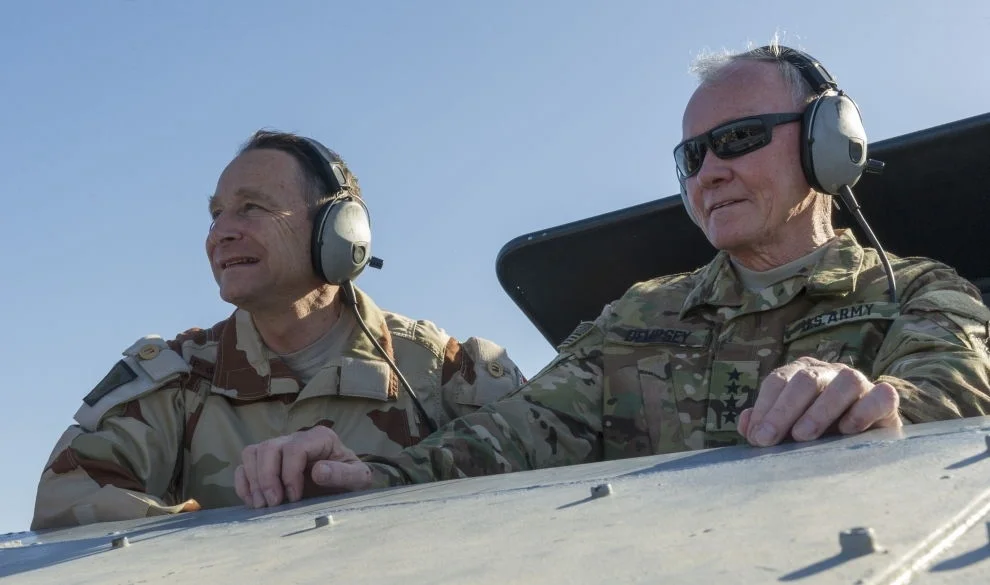 Rencontre des CEMA français et américain sur le porte-avions Charles de Gaulle