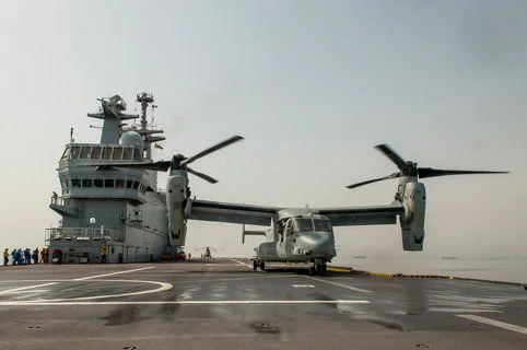 Un aéronef de transport américain Boeing V-22 Osprey du Corps des Marines sur le BPC Dixmude