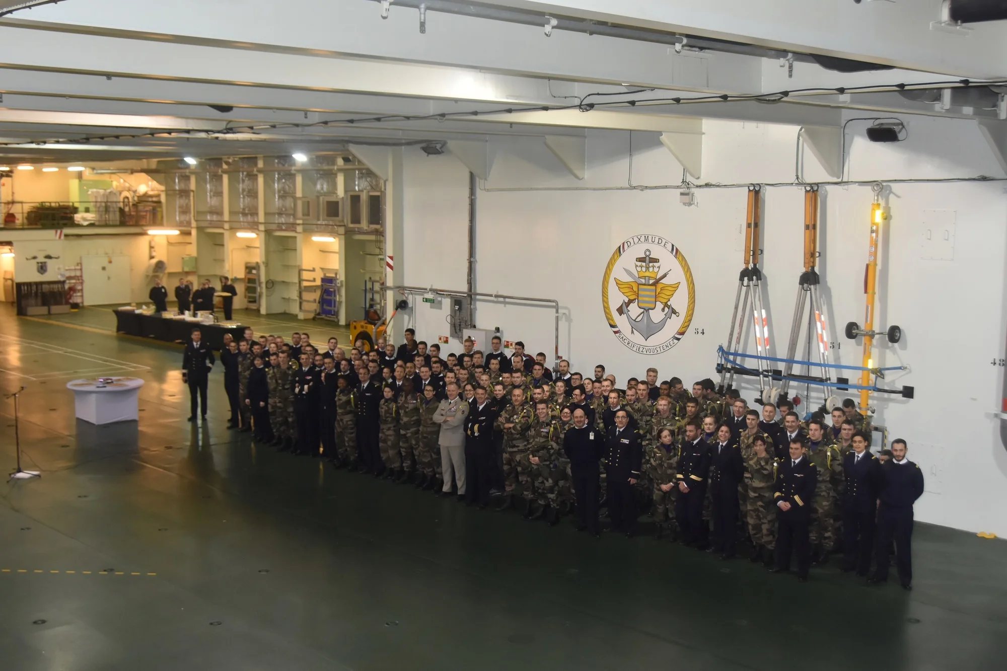 Le Dixmude et le 3ème régiment d’hélicoptères de combat réunis dans le hangar