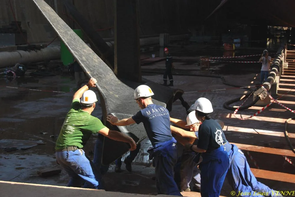 Le Charles de Gaulle ré-embarque ses lignes de mouillage