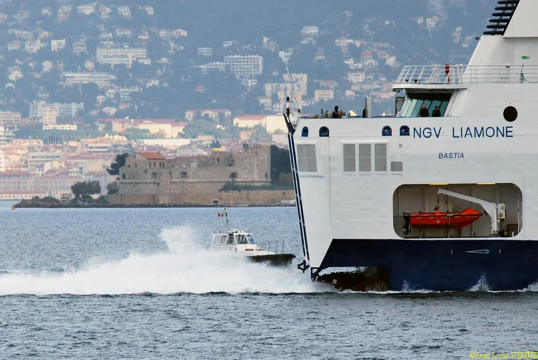 Le Liamone sort de la base navale de Toulon pour des essais