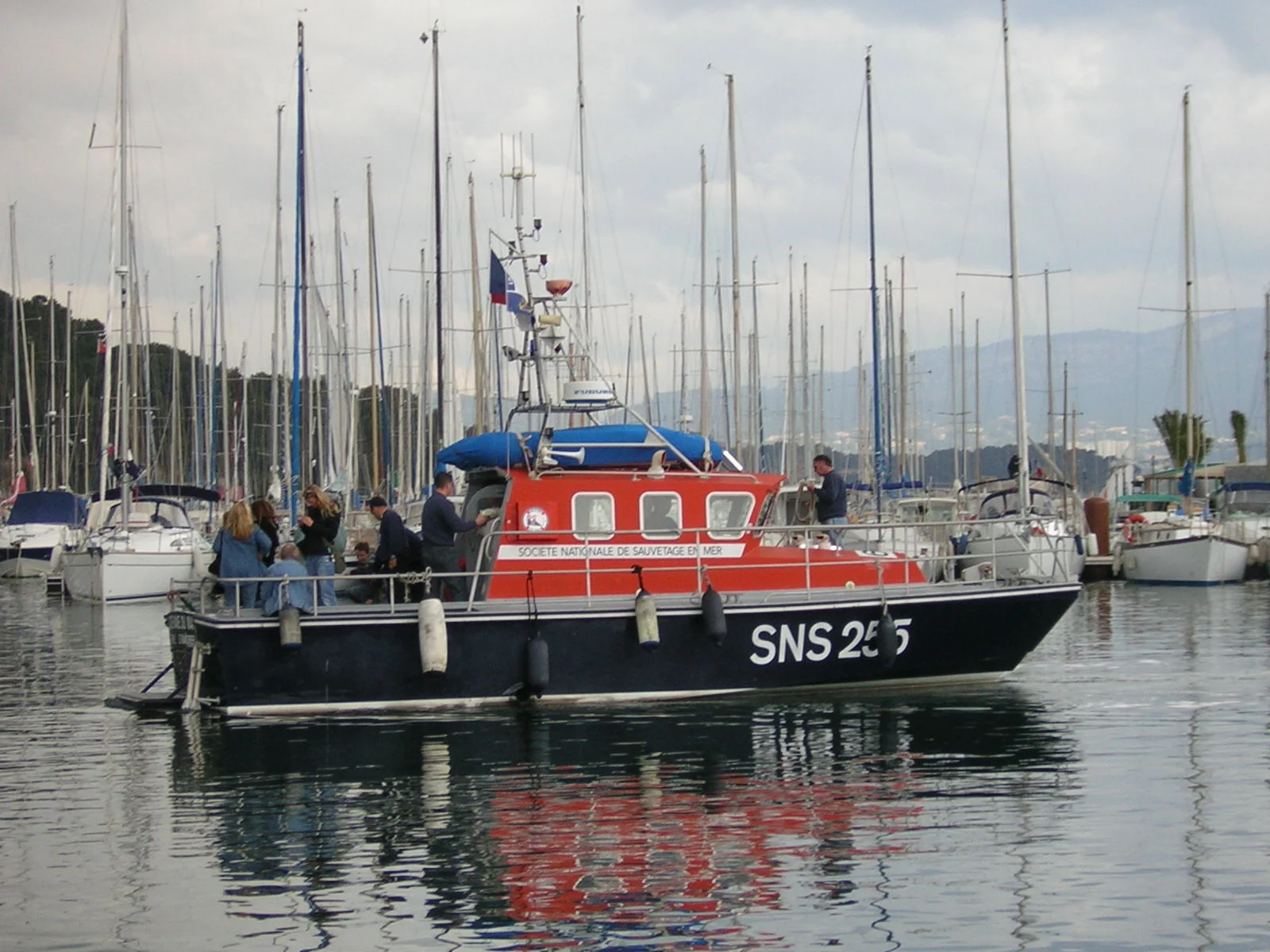 Une vedette de la SNSM embarque les familles pour le départ