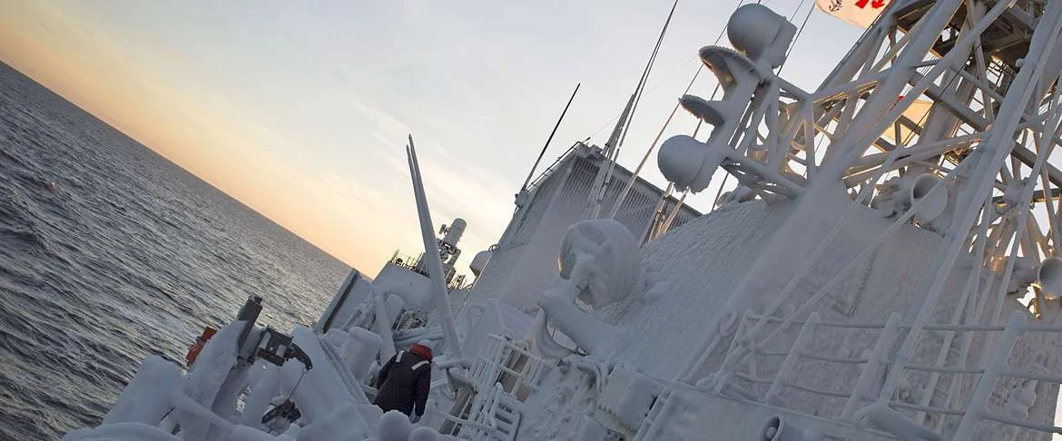 Le NCSM Toronto navigue dans le Grand Nord canadien