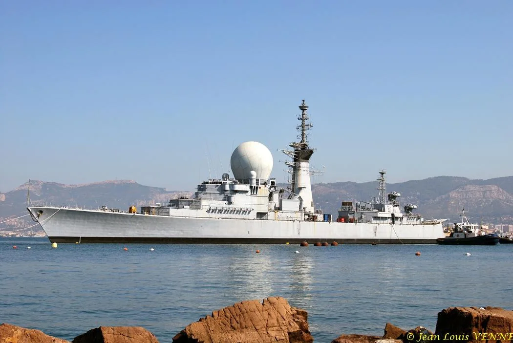 La coque de l'ex-Duquesne positionnée pour protéger le plan d'eau