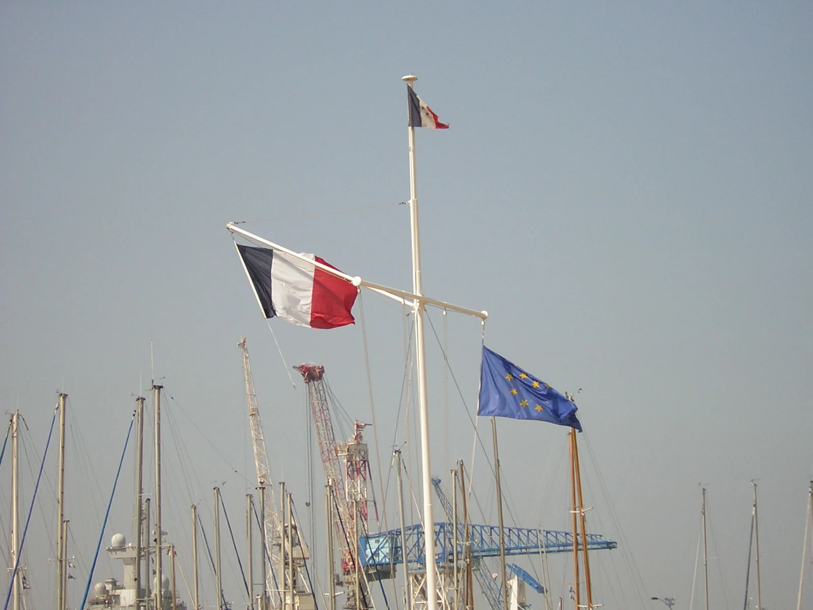 Le drapeau européen hissé au mât de pavillon de la préfecture maritime de la Méditerranée