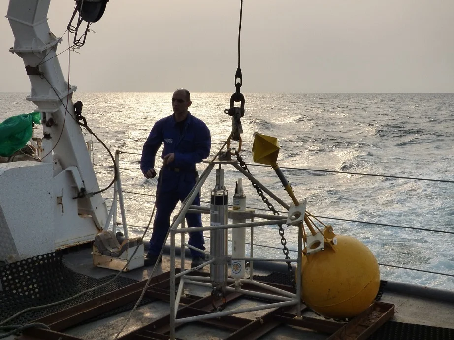 Immersion d'un marégraphe