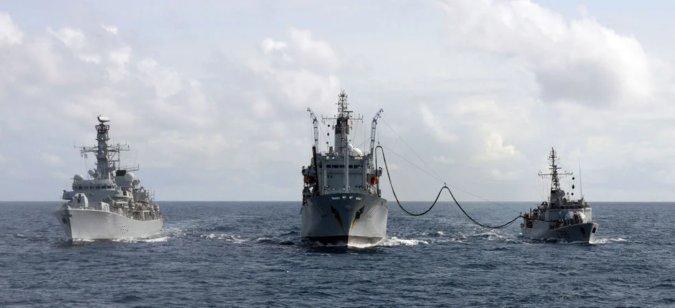 L'aviso Cdt Blaison, la frégate HMS Iron Duke et le pétrolier de la flotte auxiliaire Black Rover