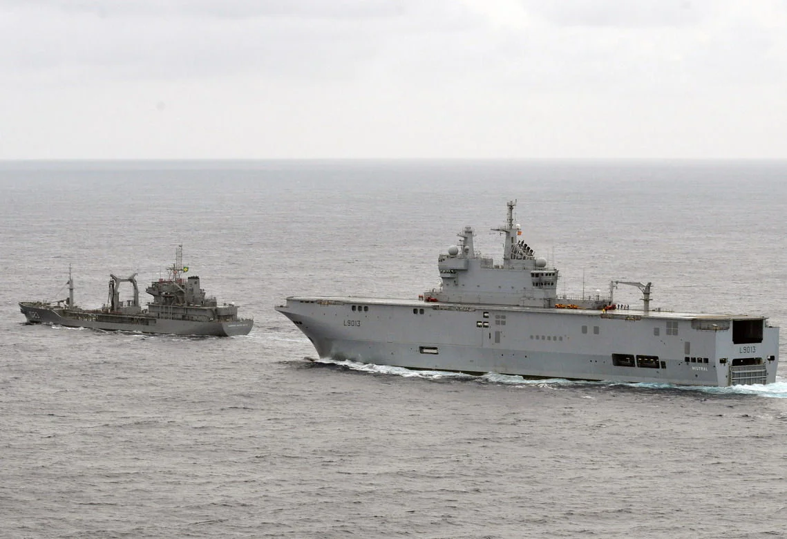 Le BPC ‘Mistral’ se ravitaille auprès du pétrolier brésilien Gastão Motta