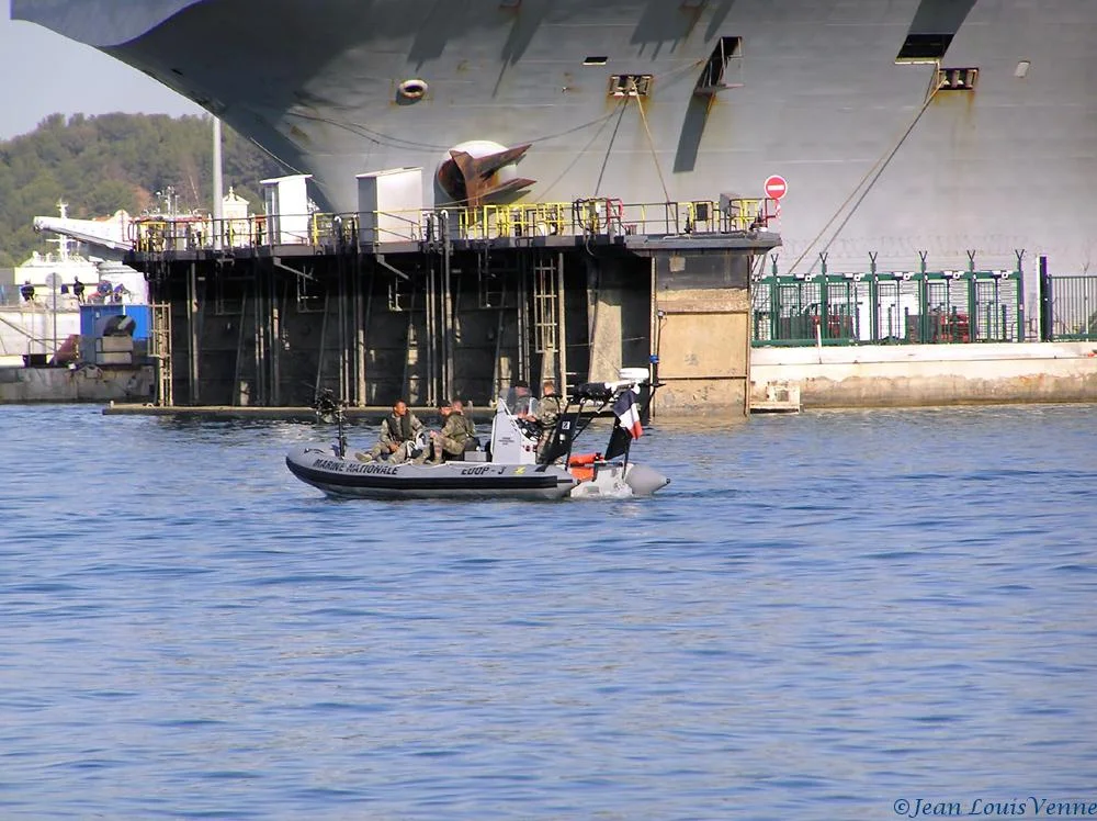 Le Charles de Gaulle entre au bassin