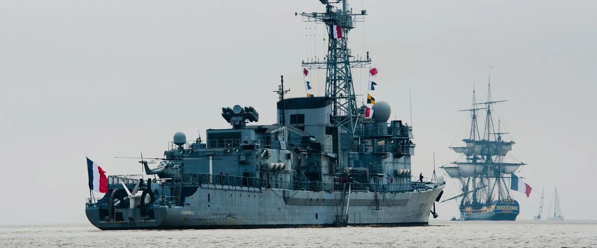 La frégate Latouche-Tréville salue le départ de la frégate Hermione pour Boston