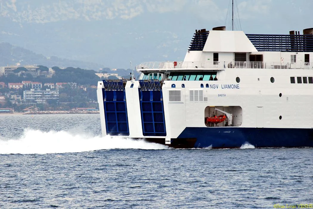 Le Liamone sort de la base navale de Toulon pour des essais
