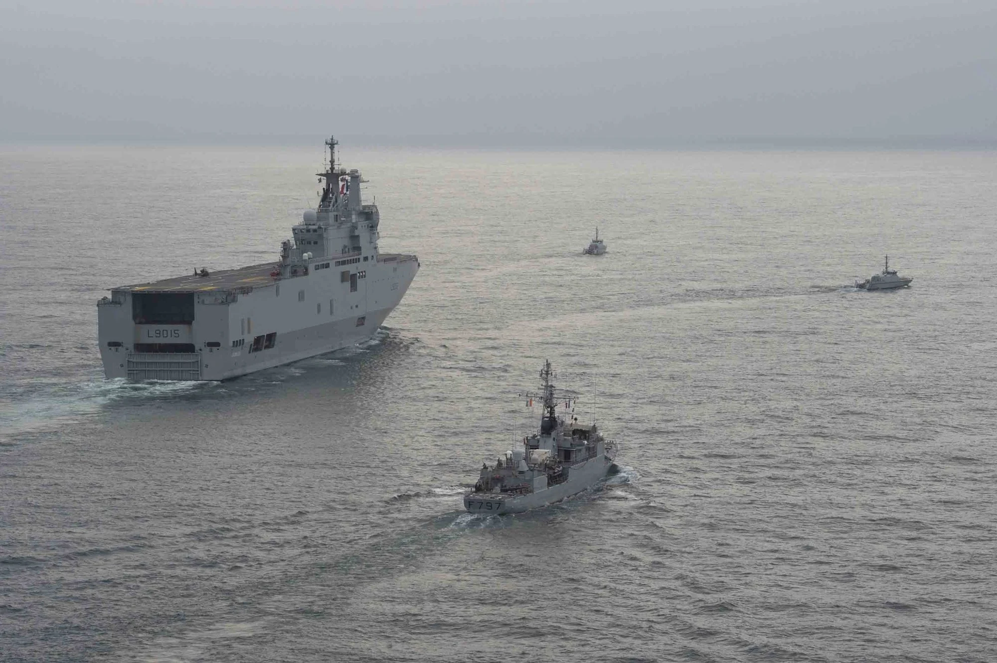 Le BPC Dixmude et le PHM Commandant Bouan