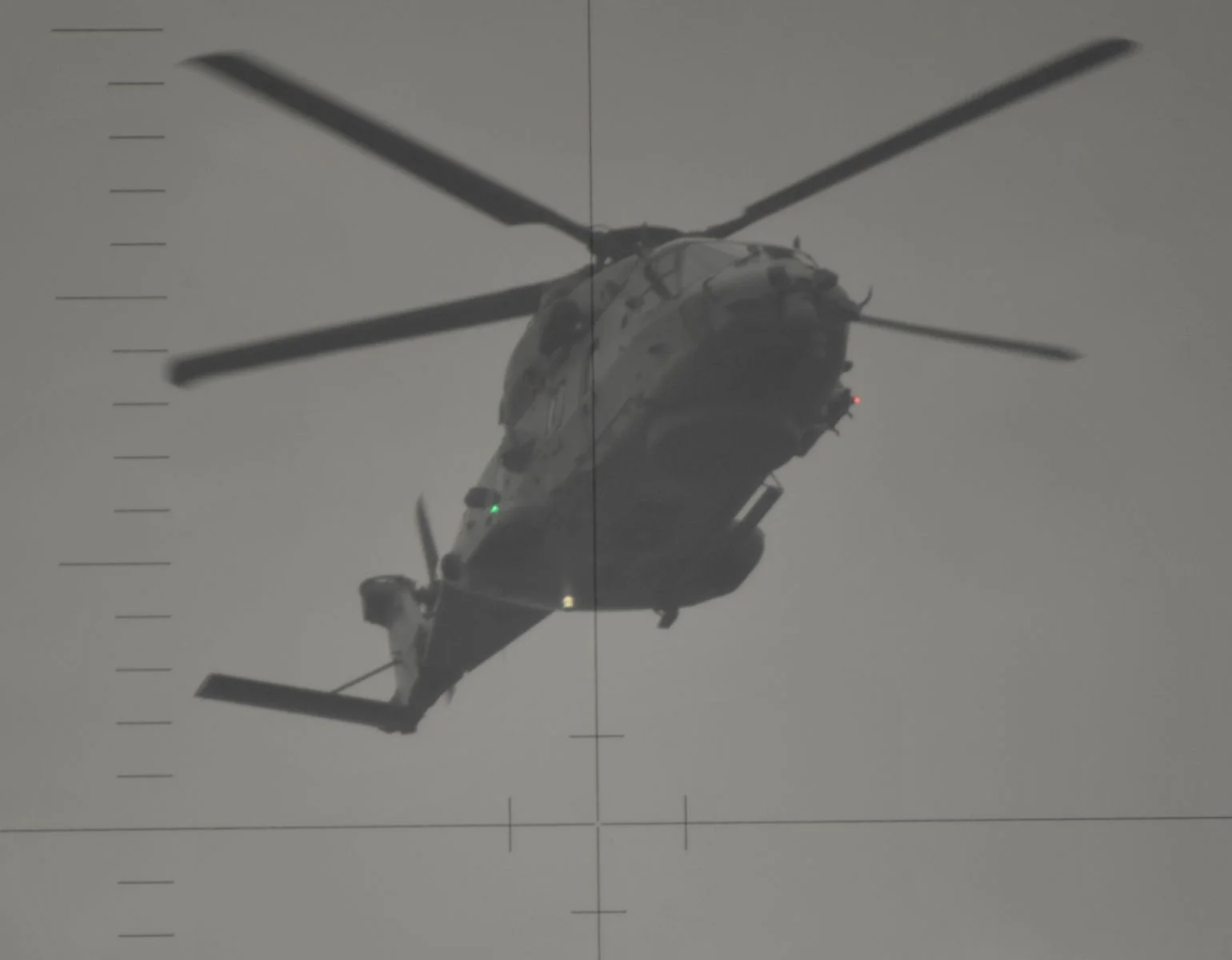 Un hélicoptère NH90 Caïman vu au travers du périscope du Rubis