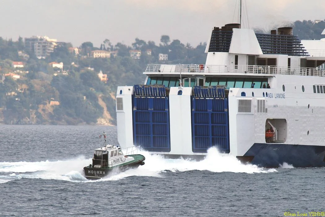 Le Liamone sort de la base navale de Toulon pour des essais
