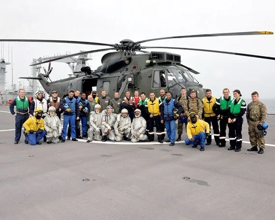 Un hélicoptère britannique Sea King à bord du BPC Dixmude