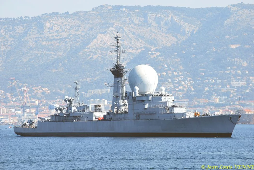 La coque de l'ex-Duquesne remorquée vers St-Mandrier