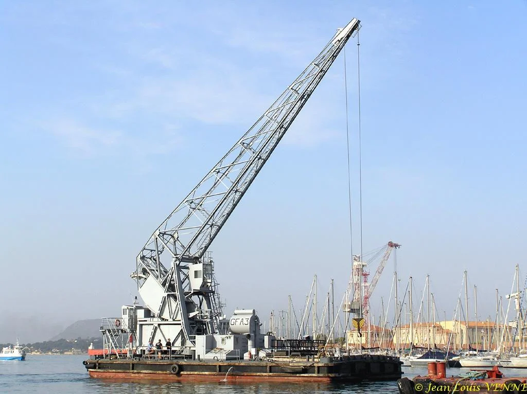 La grue flottante GFA3 dans le Carré du port de Toulon