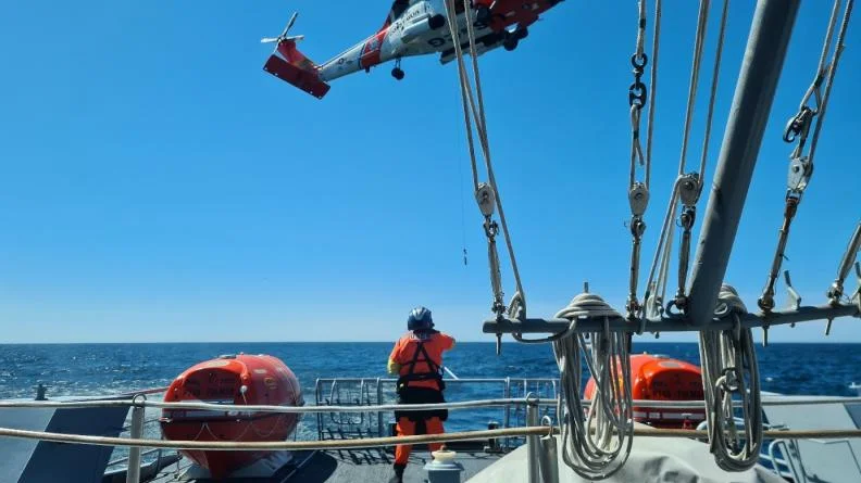 Le patrouilleur Fulmar s’entraîne avec un hélicoptère des gardes-côtes américains