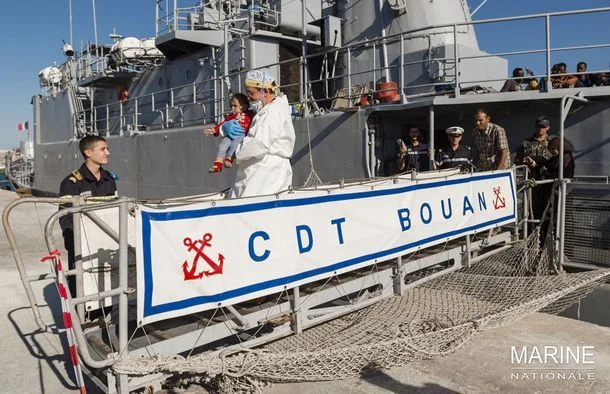 Débarquement des 140 naufragés à Pozzallo en Italie