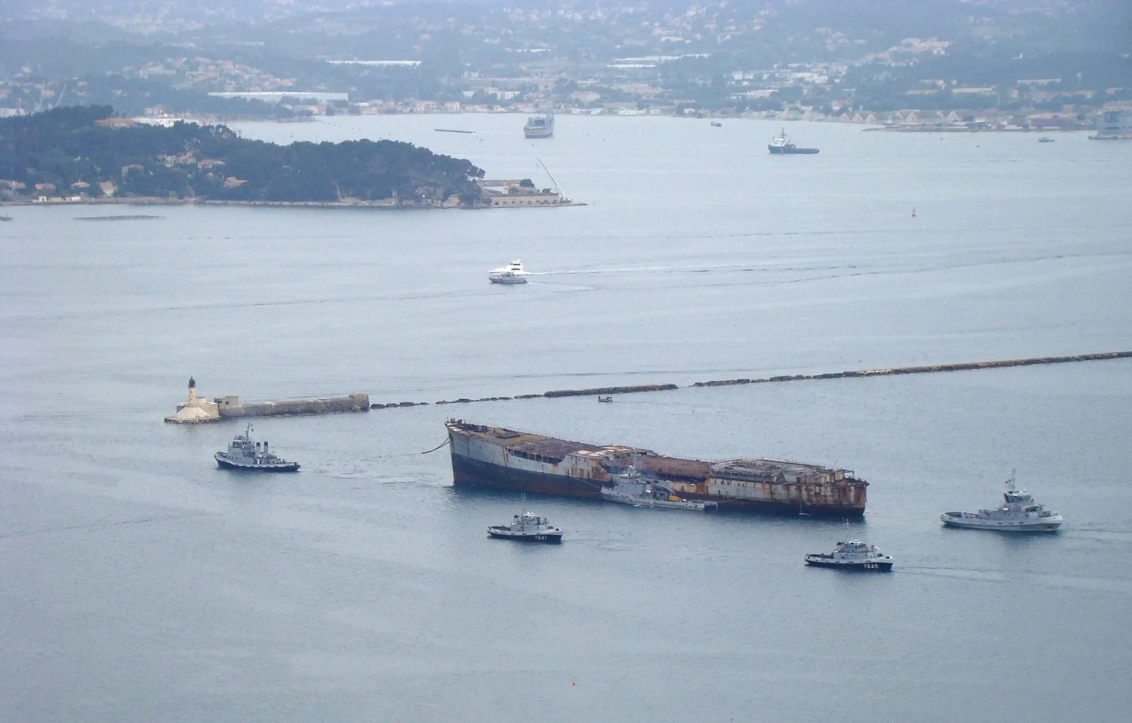 Arrivée à Toulon de la coque de l’ex-pétrolier Saône