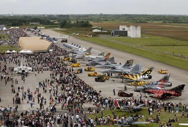 La foule devant les avions en exposition statique