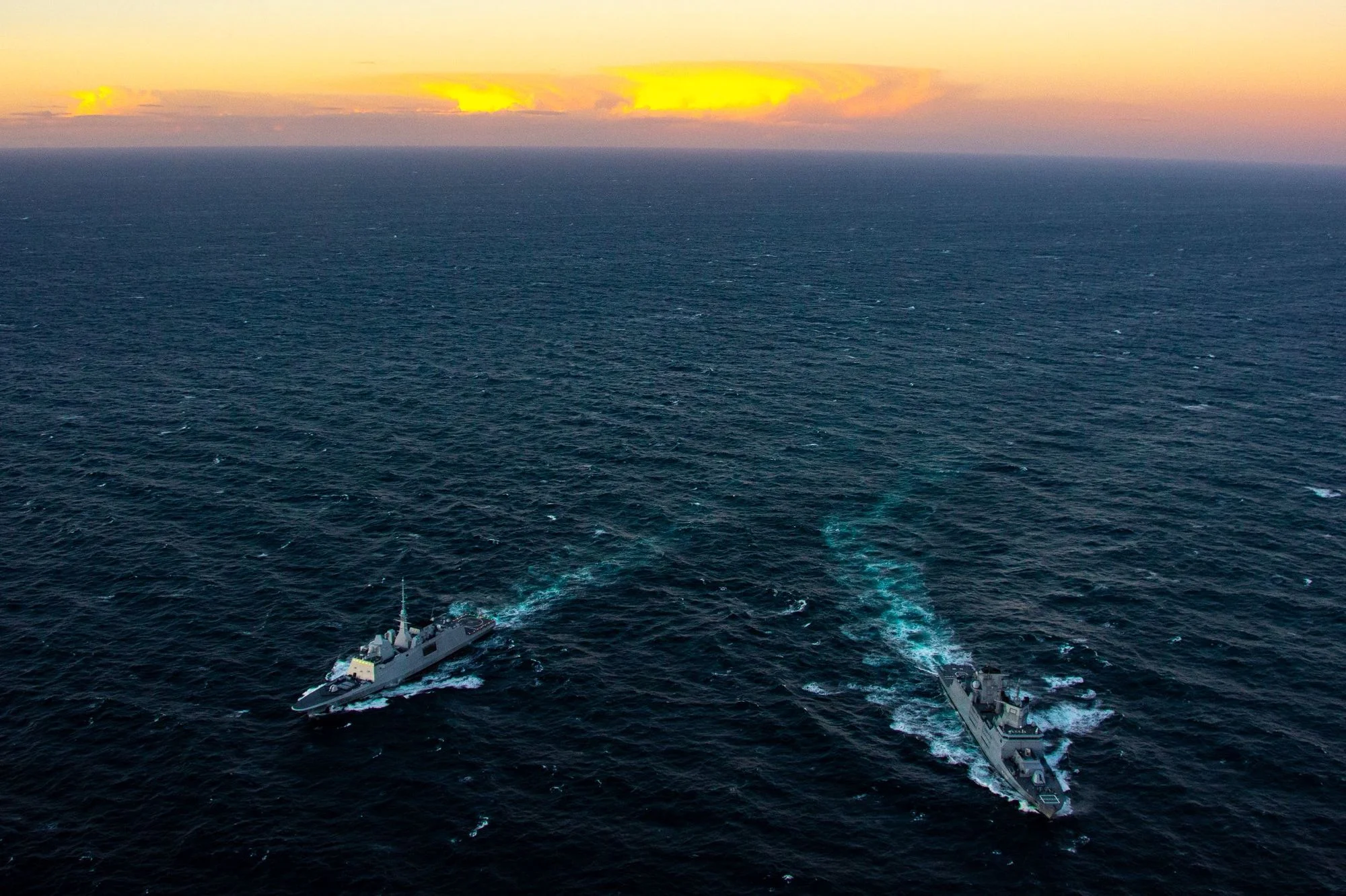La frégate Aquitaine et une frégate allemande