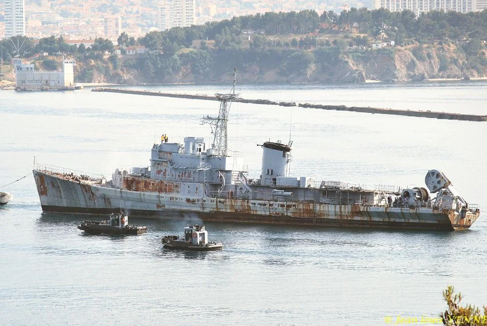 La coque de l’ex-aviso escorteur Commandant Rivière transférée de Saint-Mandrier à la base navale de Toulon